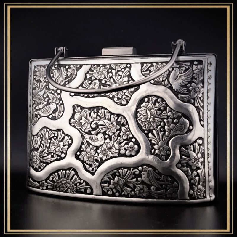 کیف کلاسیک قلمزنی مدل جویبار یک کیف دستی زنانه و مجلسی و خاص است یک کیف سنتی و یک اثر هنری و صنایع دستی