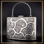 کیف کلاسیک قلمزنی مدل جویبار یک کیف دستی زنانه و مجلسی و خاص است یک کیف سنتی و یک اثر هنری و صنایع دستی