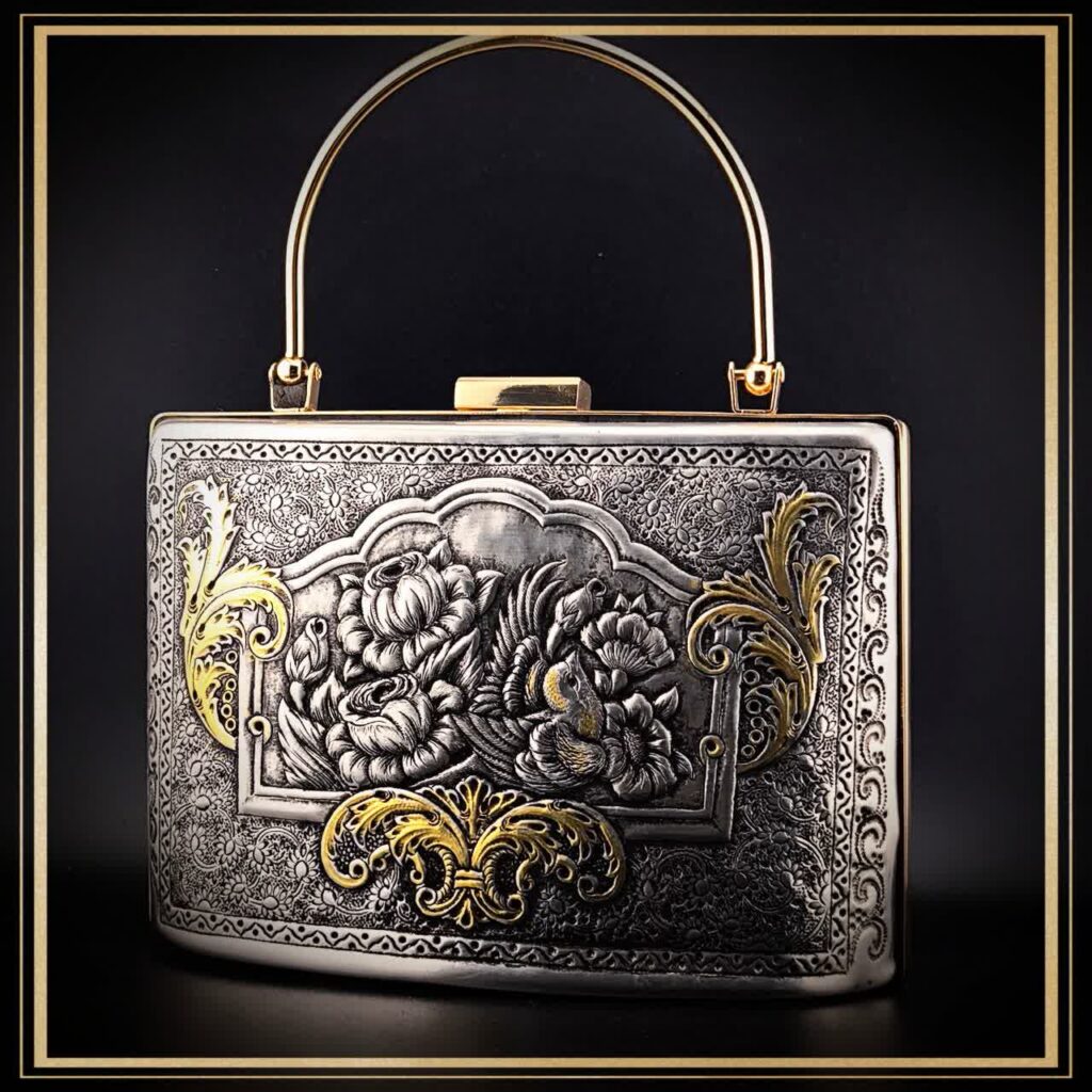 کیف کلاسیک قلمزنی مدل خرداد یک کیف دستی زنانه و مجلسی و خاص است یک کیف سنتی و یک اثر هنری و صنایع دستی