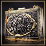 کیف کلاسیک قلمزنی مدل بوستان یک کیف دستی زنانه و مجلسی و خاص است یک کیف سنتی و یک اثر هنری و صنایع دستی