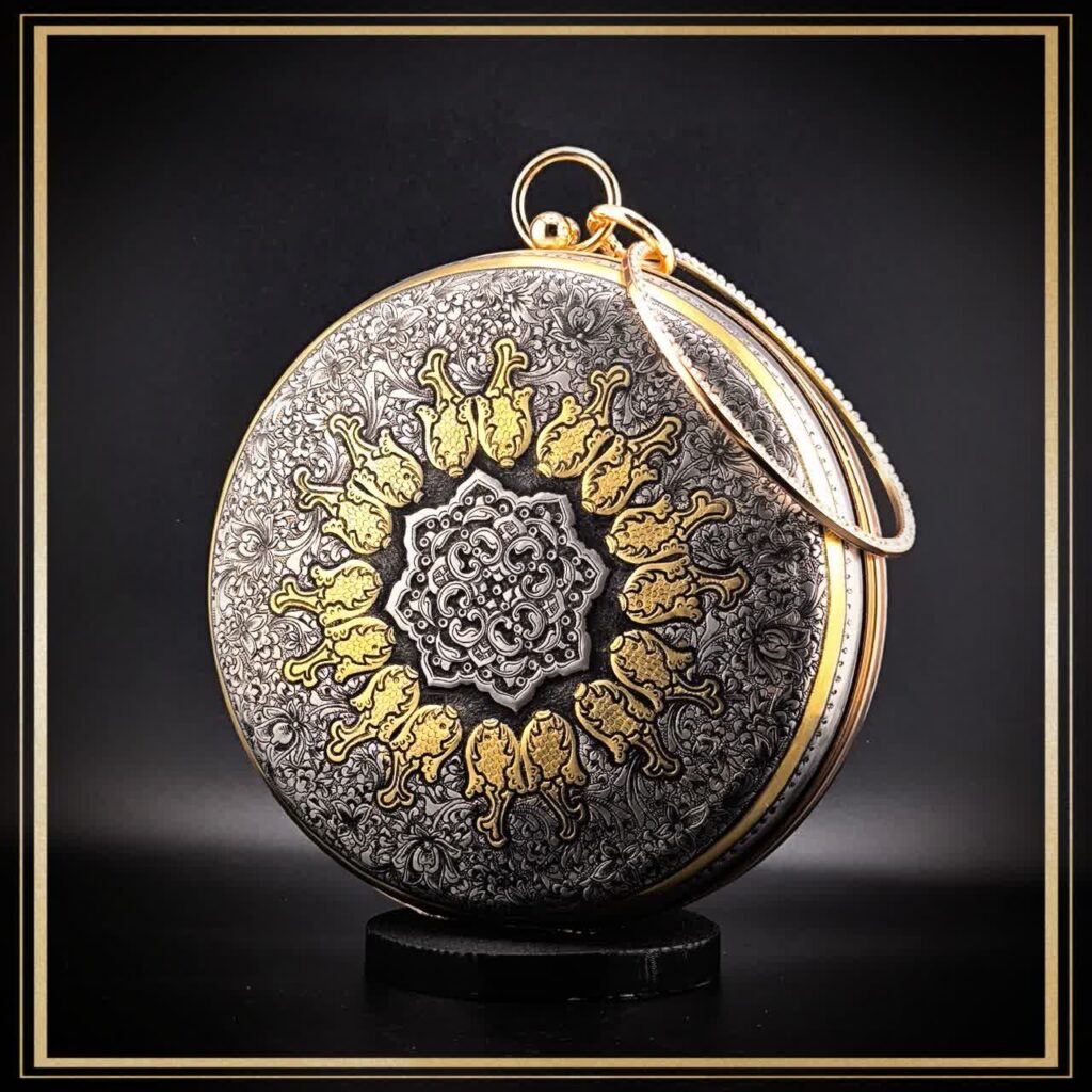 کیف دایره ای کوچک قلمزنی شده مدل گهر یک کیف دخترانه زیبا مناسب هدیه روز دختر و روز مادر
