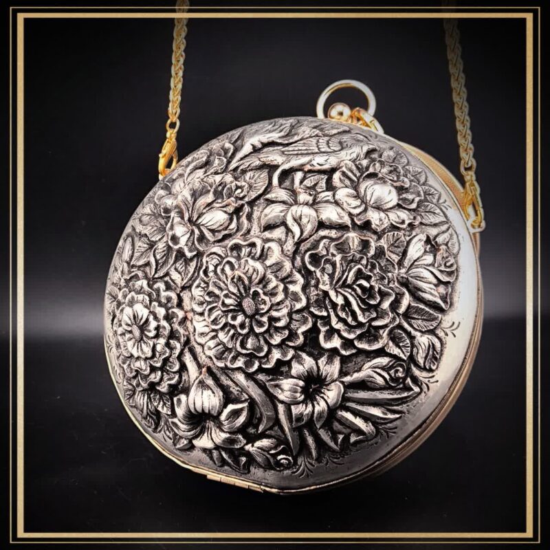 کیف دایره ای کوچک قلمزنی شده به سبک برجسته یک کیف فاخر گرد بسیار شیک و خاص مناسب استایل ترند