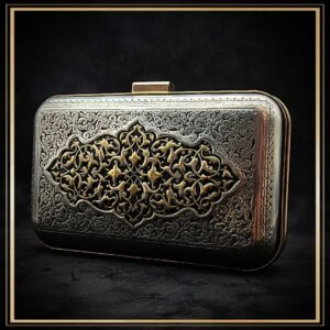 کیف زنانه قلمزنی شده مدل گلستان کیفی خاص و مجلسی مناسب استایل های باکلاس است یک کیف دستی و سنتی مناسب هدیه و کادو تولد و روز مادر